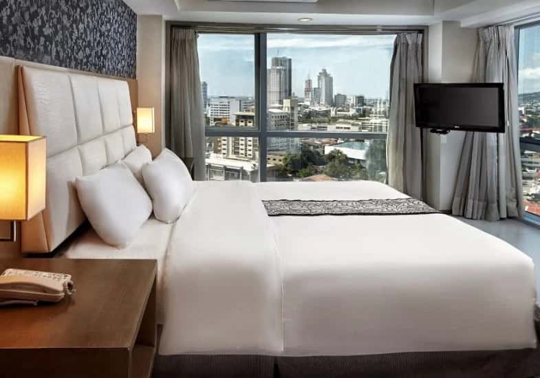 Quest-Hotel-Deluxe-King-Room