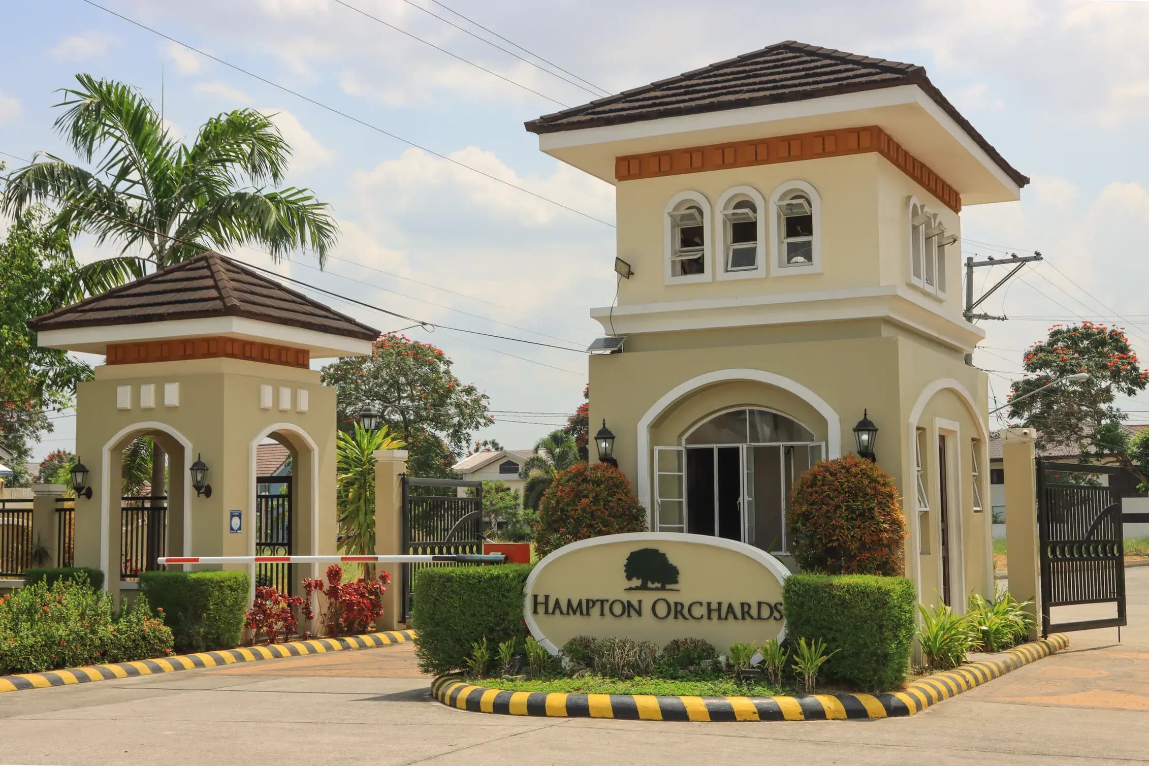 Hampton-Orchards-Gate-Entrance